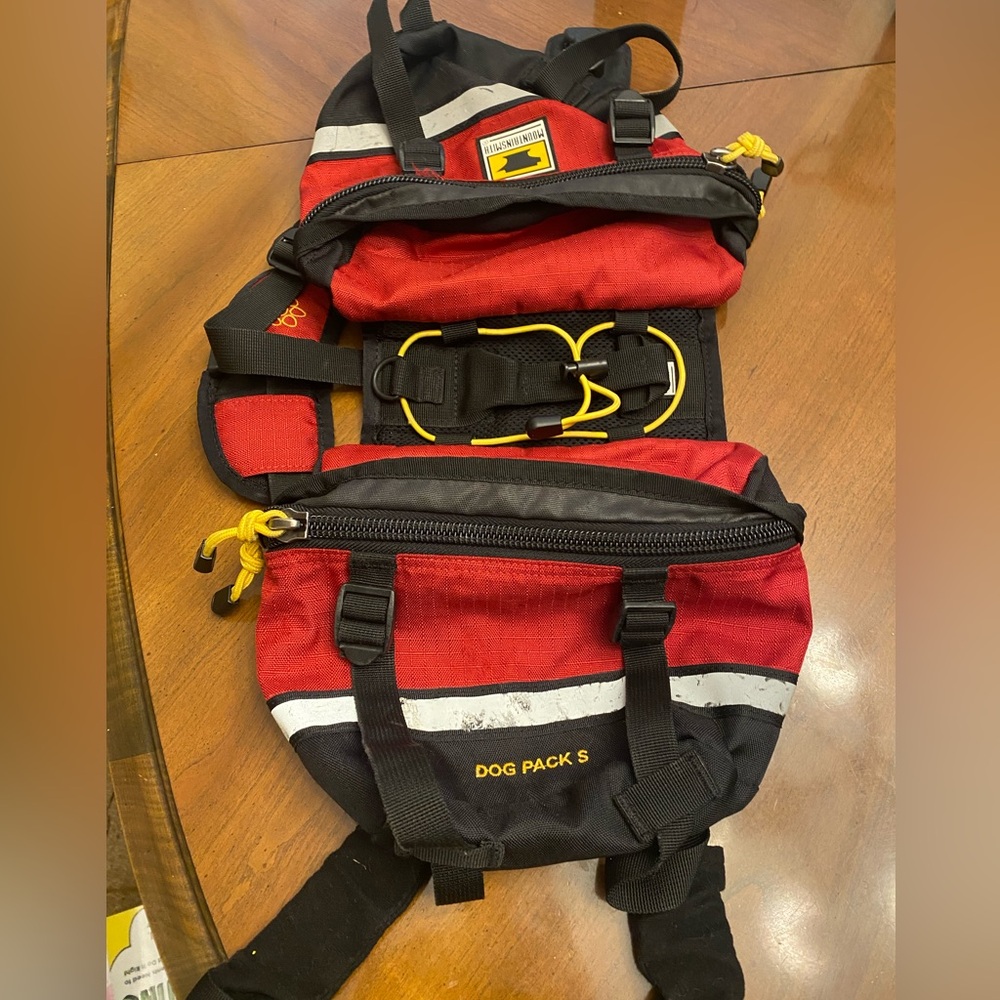 Mountainsmith small Dog Pack SL3 Outdoor Hiking Red Backpack Adjustable Harness